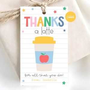 Op de afbeelding: Een wit cadeaulabel met de tekst "THANKS a latte" in kleurrijke letters, met een illustratie van een koffiekopje met een appel. Het label bevat de zin "for all that you do!" en de naam "Isabella". Decoratieve sterren zijn verspreid.