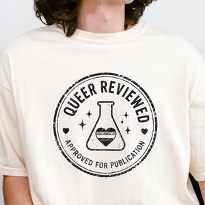 Camiseta Queer Reviewed LGBTQ Science Comfort Colors Pride, presente STEM, ativista da igualdade, camiseta gráfica retrô vintage arco-íris