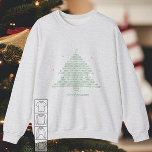 Könnte beinhalten: Ein graues Sweatshirt mit einem grünen Weihnachtsbaum-Design aus Binärcode. Der Code lautet "<Christmas_code>" am unteren Rand.