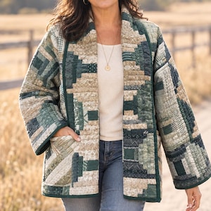 Puede incluir: Una chaqueta acolchada con un diseño de patchwork en tonos verde bosque, salvia y beige. La prenda tiene mangas largas, un cuello ancho y dos bolsillos delanteros. La tela muestra varios patrones y texturas a pequeña escala.