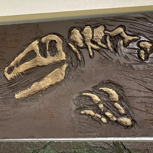 Handmade Allosaurus Fossil Wall Sculpture: Jurassic Dinosaur Skull & Claw