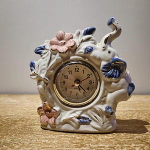 Porzellanfigur mit Uhr
