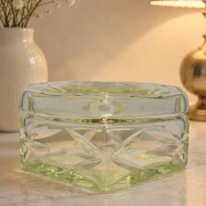 Vintage Schmuckkästchen aus Urankristallglas mit Deckel – Schmuckkästchen aus geschliffenem Kristall – Dekorative Erinnerungsbox aus leuchtendem Vaselineglas