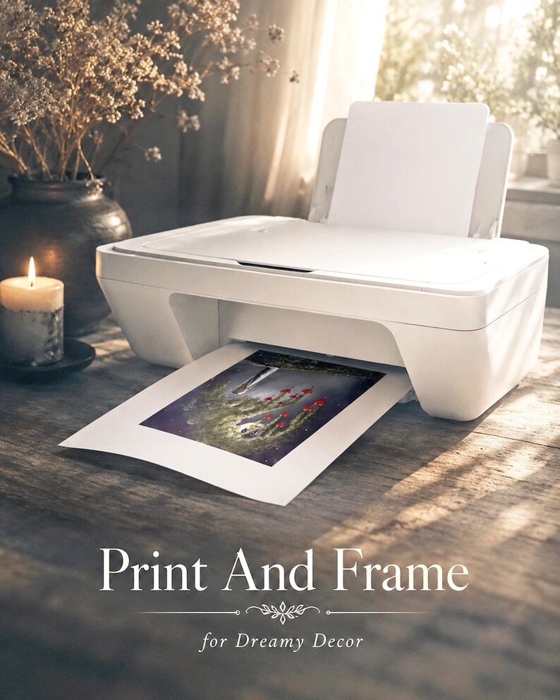 Puede incluir: Una impresora de inyecci&oacute;n de tinta blanca con una hoja de papel saliendo de la bandeja frontal, mostrando una ilustraci&oacute;n colorida de setas rojas y un bosque oscuro. El texto Print And Frame for Dreamy Decor est&aacute; centrado abajo.