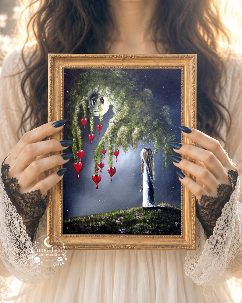 Puede incluir: Un cuadro enmarcado en un marco de tono dorado que representa una figura de pie sobre una colina cubierta de hierba bajo un gran &aacute;rbol llor&oacute;n. Las ramas del &aacute;rbol tienen corazones rojos colgantes que parecen gotear. El fondo es un cielo nocturno estrellado.