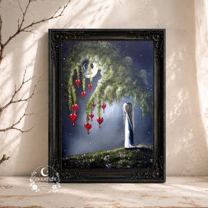 Puede incluir: Un cuadro enmarcado que representa una figura de pie sobre una colina cubierta de hierba bajo un gran &aacute;rbol oscuro con adornos rojos en forma de coraz&oacute;n. La escena se sit&uacute;a sobre un fondo oscuro y estrellado con un rostro lunar p&aacute;lido.