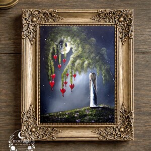 Puede incluir: Una pintura enmarcada en un marco dorado ornamentado representa una figura de cabello largo de pie sobre una colina cubierta de hierba bajo un gran &aacute;rbol frondoso. Adornos rojos en forma de coraz&oacute;n cuelgan de las ramas contra un cielo nocturno estrellado. El texto Moonlight Art Parlour es visible en la esquina inferior izquierda.