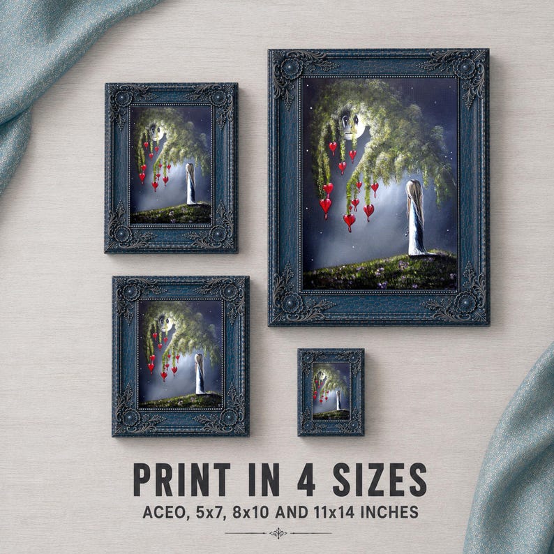 Puede incluir: Cuatro impresiones art&iacute;sticas en marcos ornamentados de color azul oscuro, cada una con una figura bajo un gran &aacute;rbol con adornos rojos en forma de coraz&oacute;n. El texto dice: PRINT IN 4 SIZES ACEO, 5x7, 8x10 AND 11x14 INCHES.