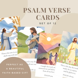 Puede incluir: Un conjunto de 12 tarjetas ilustradas con versos del libro de los Salmos. Cada tarjeta presenta una ilustración colorida de Jesús y un versículo de la Biblia. Las tarjetas son perfectas para animar y levantar el ánimo de los demás.