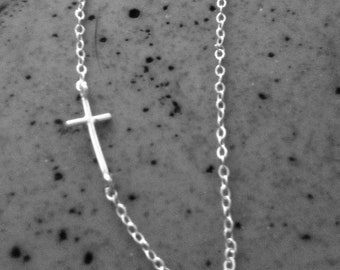 Seitlich Kreuz Halskette Mini seitlich Kreuz Sterling Silber Halskette Silber Kreuz Halskette Christian Geschenk Valentinstag Geschenk