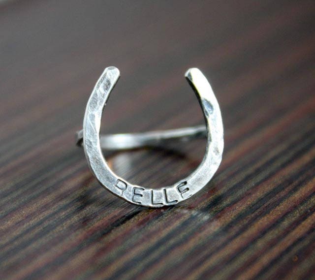 Lucky Horseshoe Poesy Ring Hoefijzer Ring Poesy Ring Aangepaste inscriptie Ring Aangepaste gestempelde ring Paardensportring