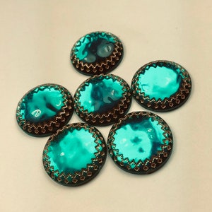 Può includere: Sei bottoni rotondi color turchese con un bordo decorativo color bronzo scuro. I bottoni hanno una finitura lucida e un aspetto unico e strutturato. Ideali per cucire, creare o aggiungere un tocco decorativo agli indumenti.