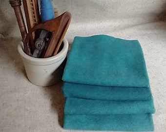 Lana teñida a mano en un cuarto gordo de color azul turquesa intenso: ganchos para alfombras, trenzado de alfombras, apliques de lana, alfombras, acolchados, costura