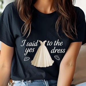 「彼は私にイエスと答えた」シャツ - 婚約祝いの花嫁へのギフト、婚約記念Tシャツ、プロポーズ発表Tシャツ、ウェディングプランニング花嫁Tシャツ