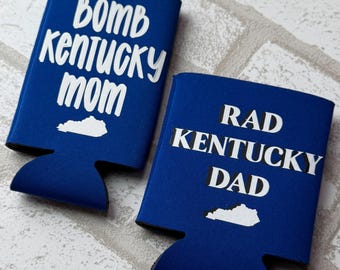 Bomb Kentucky Mom, Rad Kentucky Dad Enfriador de latas, Enfriador para fans de UK, Merchandising de los KY Wildcats, Funda para cerveza de deportes universitarios, Regalo para mamá, Regalo para papá