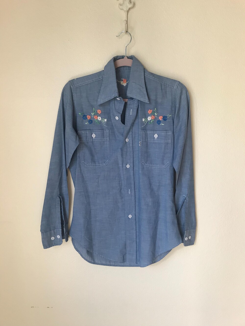 70S 80S Vintage Levis Chambray Shirt / Embroidered / Floral Embroidery / Button Front / Denim Look / Long Sleeves Trendy Fashion
