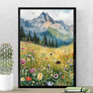 Peut inclure: Peinture à l'aquarelle d'un paysage de montagne avec un champ de fleurs sauvages et des abeilles. L'œuvre est encadrée en noir et présente une chaîne de montagnes, des arbres et une variété de fleurs colorées. Un cactus dans un pot blanc est au premier plan.
