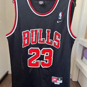 Chicago Bulls vintage 90’s #23 Jordan basketball jersey shirt Nike sz. S