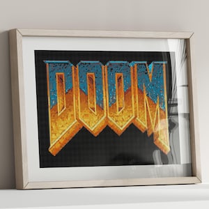 Peut inclure: Une impression encadrée du mot "DOOM" dans une police de caractères stylisée. Les lettres sont jaunes et orange avec des accents bleus, et l'arrière-plan est noir.