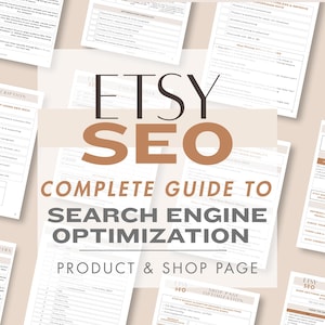 Puede incluir: Una guía de Etsy SEO titulada "Guía completa de optimización para motores de búsqueda" en fuente marrón y negra. La guía incluye varias páginas con texto y títulos como "Descripción" y "Secciones de la tienda". El tema es la optimización de páginas de productos y tiendas.