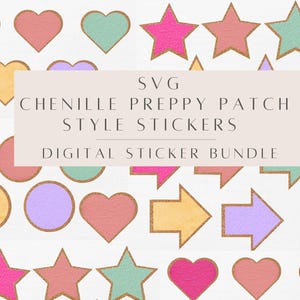 Può includere: Una collezione di adesivi digitali colorati in varie forme, tra cui cuori, stelle, cerchi e frecce. Ogni adesivo ha un aspetto strutturato con bordi glitterati dorati. Il testo "SVG CHENILLE PREPPY PATCH STYLE STICKERS DIGITAL STICKER BUNDLE" è visualizzato.