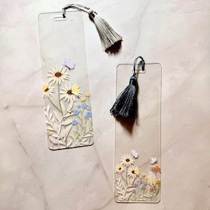 Marcador de livro de acrílico Daisy Meadow com borla | Marcador de livro floral com borboletas | Marcador de livro de acrílico transparente e flor DTF UV | Presente Cottagecore