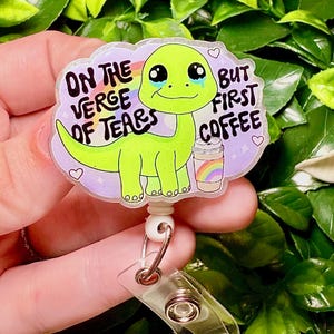 Bobine de badge dinosaure amusante - « Au bord des larmes, mais d'abord le café » - Joli porte-carte d'identité rétractable pour les infirmières, les enseignants et les amateurs de café