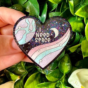 Bobine de badge rétractable J'ai besoin d'espace | Porte-cartes d'identité scintillant galaxie | Adorable clip pour badge esthétique sur le thème de l'espace | Accessoire de travail amusant pour infirmières
