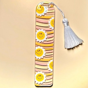 Marcador de livro Smiley Daisy de resina transparente | Marcador de livro estético em acrílico com borla | Presente fofo para amantes de livros | Marcador de livro de flores retrô feito à mão