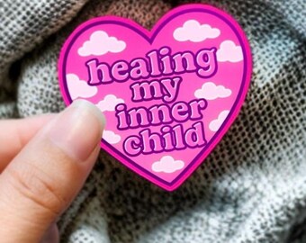 Pegatina "Sanando a mi niño interior" / Vinilo de salud mental / Afirmación de amor propio / Bonita pegatina de corazón rosa para portátil