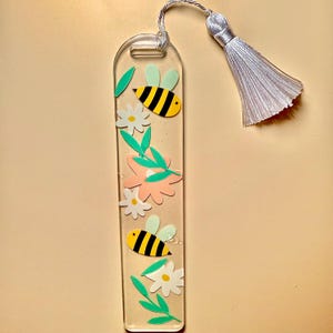 Marcador de livro Floral Bee Spring Acrílico | Marcador de livro UV DTF de dupla face com resina transparente revestida com borla prateada | Presente para amantes de livros