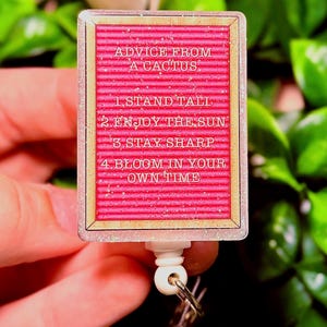 Bobine d'insigne scintillant à citation positive – Adorable porte-cartes d'infirmière scintillant | Conseils d'un professionnel de la santé Cactus | Clip pour badge infirmière esthétique girly