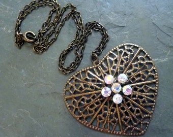 Pendentif en laiton Filigree Heart, Centre strass, Cadeau pour elle, Saint-Valentin, vintage Inspiré