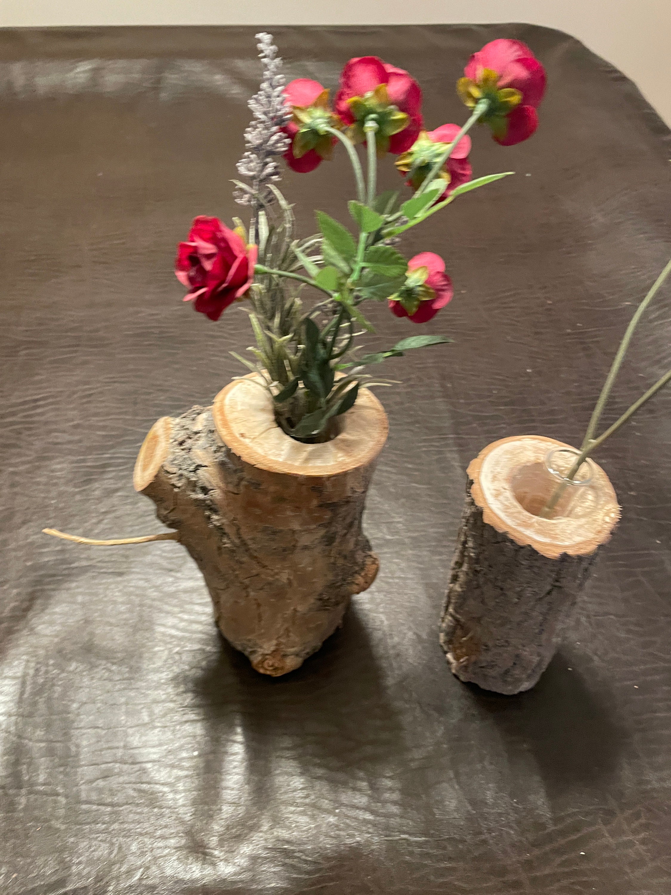 Vasi fatti a mano, tondi in legno e sottopentola in legno di provenienza locale dalle Montagne Rocciose per decorazioni rustiche per la casa e per matrimoni