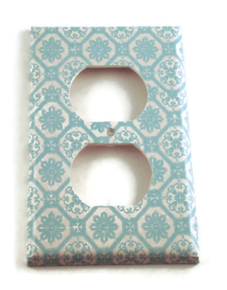 Outlet plate. Light blue and white medallion style pattern.