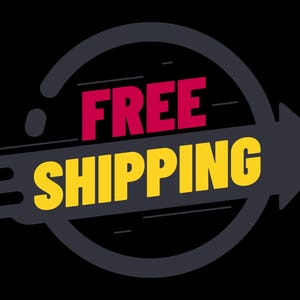 Może przedstawiać: Grafika z napisem "FREE SHIPPING" w kolorze czerwonym i ż&oacute;łtym na czarnym tle. Tekst znajduje się w ciemnoszarej strzałce i okrągłym wzorze, sugerującym ofertę promocyjną.