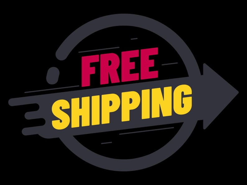 Może przedstawiać: Grafika z napisem "FREE SHIPPING" w kolorze czerwonym i ż&oacute;łtym na czarnym tle. Tekst znajduje się w ciemnoszarej strzałce i okrągłym wzorze, sugerującym ofertę promocyjną.