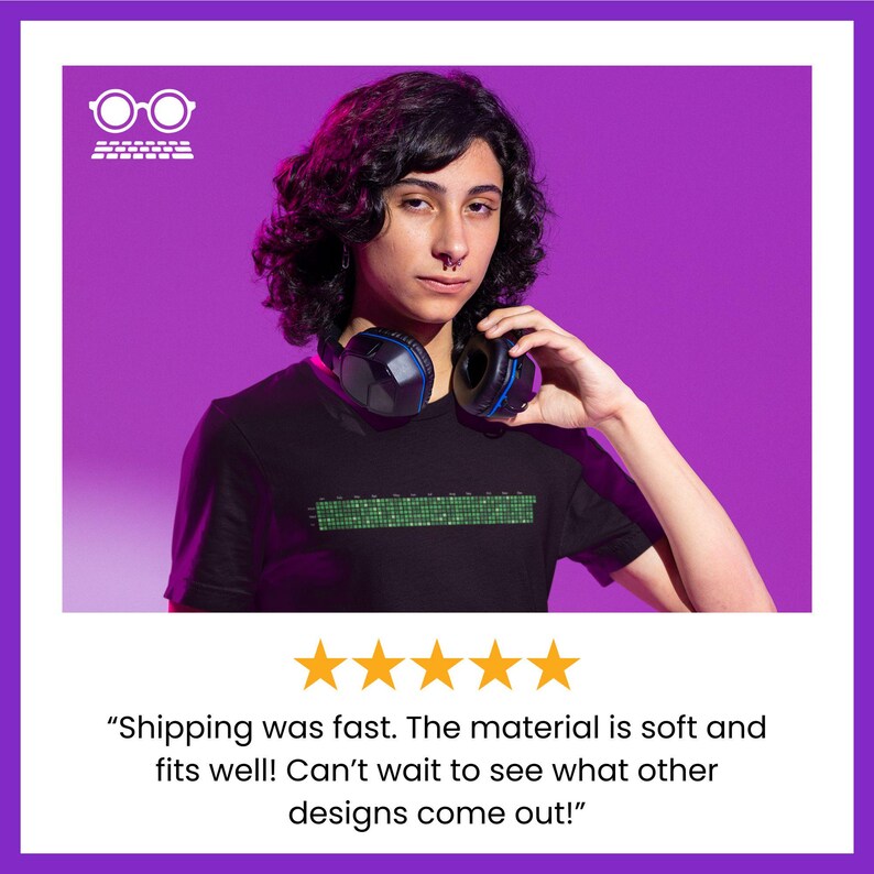 Może przedstawiać: Osoba w czarnym t-shircie z zielonym pikselowym wzorem i słuchawkami na szyi. Tło jest fioletowe. Tekst "Shipping was fast. The material is soft and fits well! Can't wait to see what other designs come out!" znajduje się pod obrazkiem.