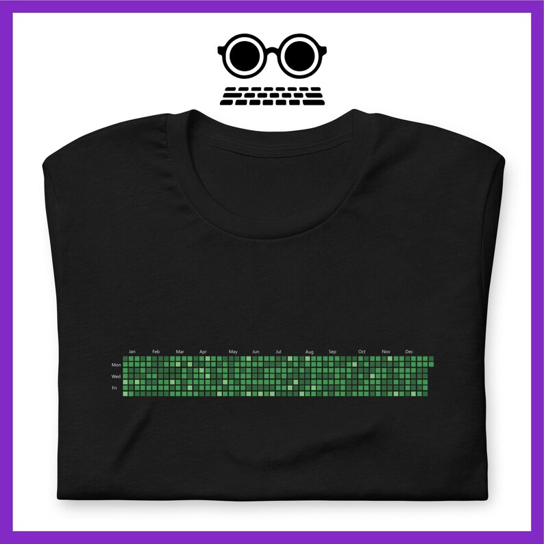 Może przedstawiać: Czarny T-shirt z zieloną, pikselową grafiką kalendarza. Kalendarz pokazuje miesiące roku, od stycznia do grudnia.