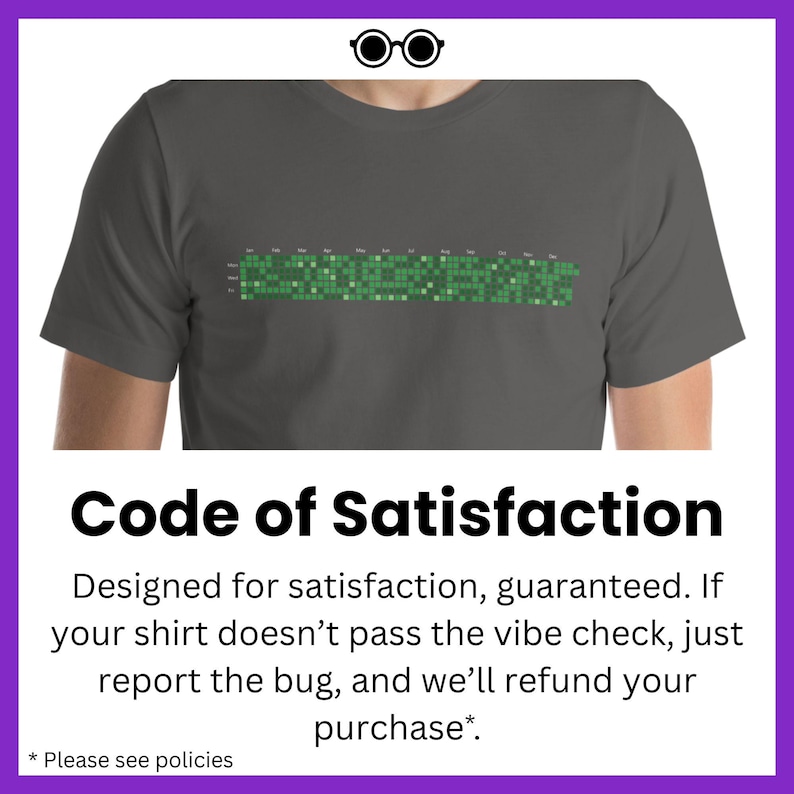 Może przedstawiać: Szary t-shirt z zielonym pikselowym wzorem i nadrukiem "Code of Satisfaction" z przodu. Tekst pod wzorem brzmi "Designed for satisfaction, guaranteed. If your shirt doesn't pass the vibe check, just report the bug, and we'll refund your purchase.*". Tekst na dole brzmi "*Sprawdź zasady*".