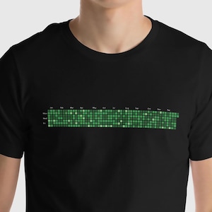 Op de afbeelding: Een zwart T-shirt met een groene grafiek van een kalenderjaar. De grafiek toont een raster van vierkanten, waarbij elk vierkant een dag van het jaar voorstelt. De vierkanten zijn groen ingekleurd om de verstreken dagen aan te geven.
