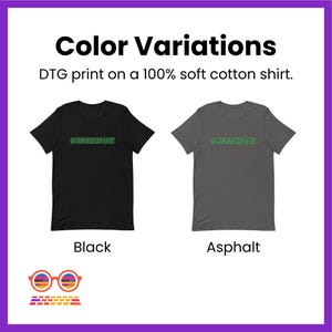 Może przedstawiać: Dwie koszulki z zielonym nadrukiem graficznym na czarnej i asfaltowej koszulce. Tekst brzmi "Color Variations" i "DTG print on a 100% soft cotton shirt."