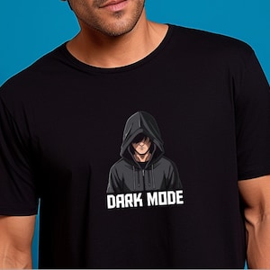 Pode incluir: Camiseta preta com um gráfico de uma pessoa usando um moletom com capuz preto e o texto "DARK MODE".