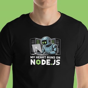 Puede incluir: Camiseta negra con un robot de dibujos animados trabajando en un portátil. El robot está frente a bastidores de servidores, con el texto "MY HEART RUNS ON NODE.JS" en blanco y verde.