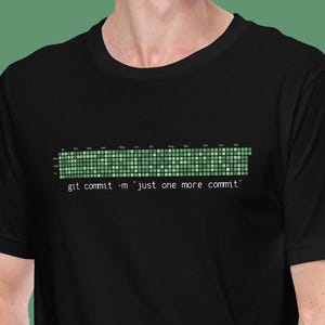 Może przedstawiać: Czarny t-shirt z zielonym, pikselowanym paskiem postępu i tekstem "git commit -m 'just one more commit'".