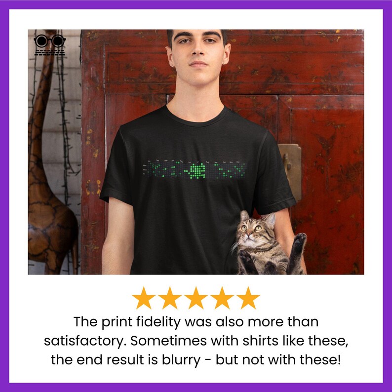 Peut inclure: Un homme portant un t-shirt noir avec un motif pixelis&eacute; vert. Le t-shirt est imprim&eacute; avec le texte "Matrix" en pixels verts. L'homme tient un chat dans ses bras.