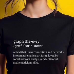 Puede incluir: Camiseta negra con texto blanco que dice "graph the o⚫ry /græf 'dıəri/ sustantivo: Un campo que convierte la conexión y las redes en una forma de arte matemática, apreciada por los analistas de redes sociales y los matemáticos antisociales."