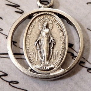 Vintage runde durchbrochene, silberne wundertätige Medaille der Unbefleckten Empfängnis 1830 gesegnete Jungfrau Maria Mutter Gottes, Halsketten-Anhänger-Charme!