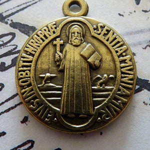 Vintage bronzen Italiaanse St. Benedictus katholieke medaille hanger - patroonheilige van Europa nierziekte, vergiftiging, beschermer van schoolkinderen