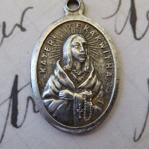 Heilige Kateri Tekakwitha katholische italienische Heilige Medaille, Schutzpatronin der Umwelt & Ökologie hält einen religiösen Rosenkranz, Lilie der Mohawks